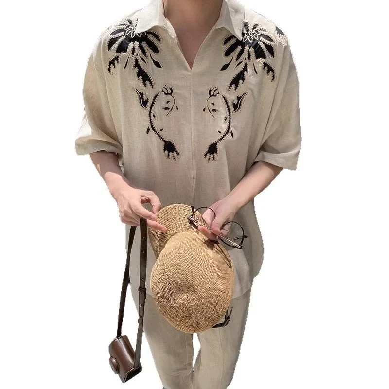 

Мужская бежевая рубашка из льняной смеси с черной цветочной вышивкой, с коротким рукавом, повседневная, свободного кроя