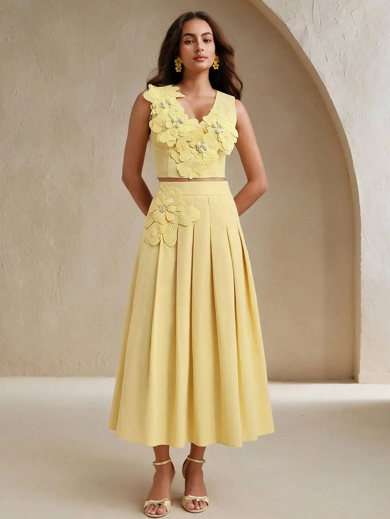 Conjunto Feminino Amarelo de 2 Peças com Top Camisola com Aplique Floral 3D e Saia Midi Plissada, Traje Elegante de Verão
