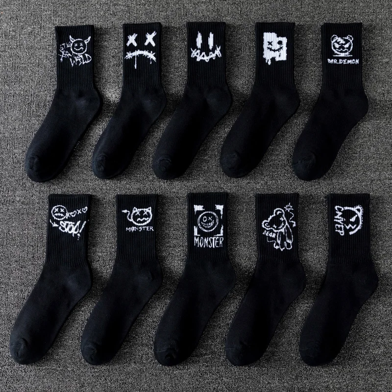 10 pairs of men\'s sports socks, casual, breathable, and versatile. Ghost face graffiti personalized socks