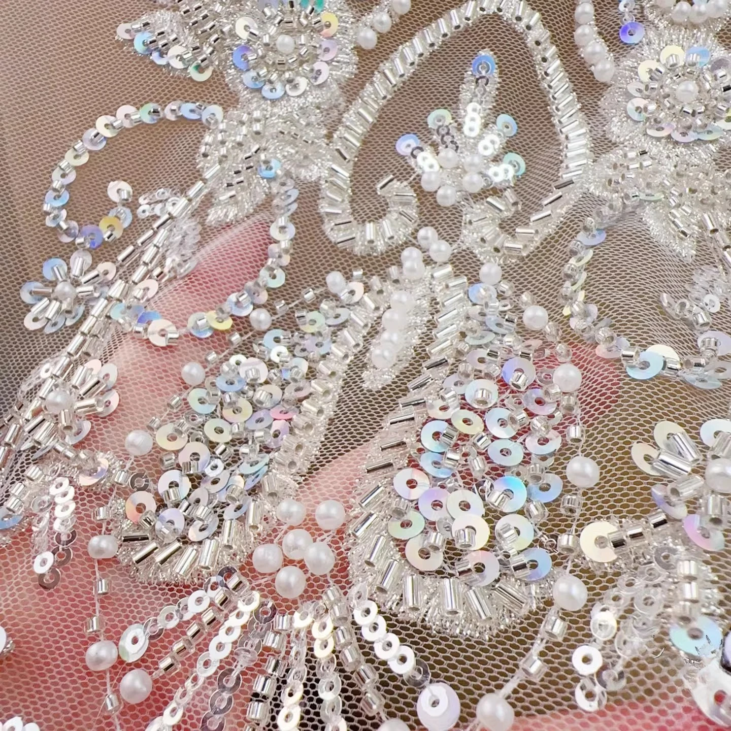 72x30 cm. Großer Perlenstickerei-Aufnäher, Braut-Pailletten-Perlen. Spitzenapplikation für Kinderkleidung. Regenbogenweiße Stoffe zum Nähen. – Detail 3