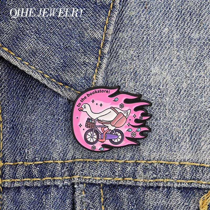 Silly Goose To Bookstore Abzeichen Emaille-Pin Niedliche Gans auf Fahrrad Flammenpfade Brosche Reversnadel Taschenschmuck Geschenk für Freunde