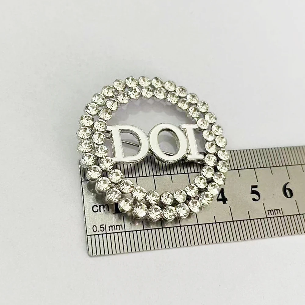 بروش دائري بحروف يونانية DOI وأحجار الراين #2