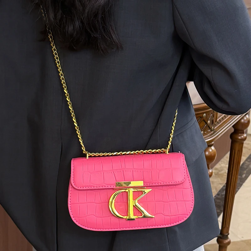 

Технический слинг из воздушной ткани с лазерной перфорацией и модульными ремнями для горных побегов, эпитомизация, альпийская роскошь