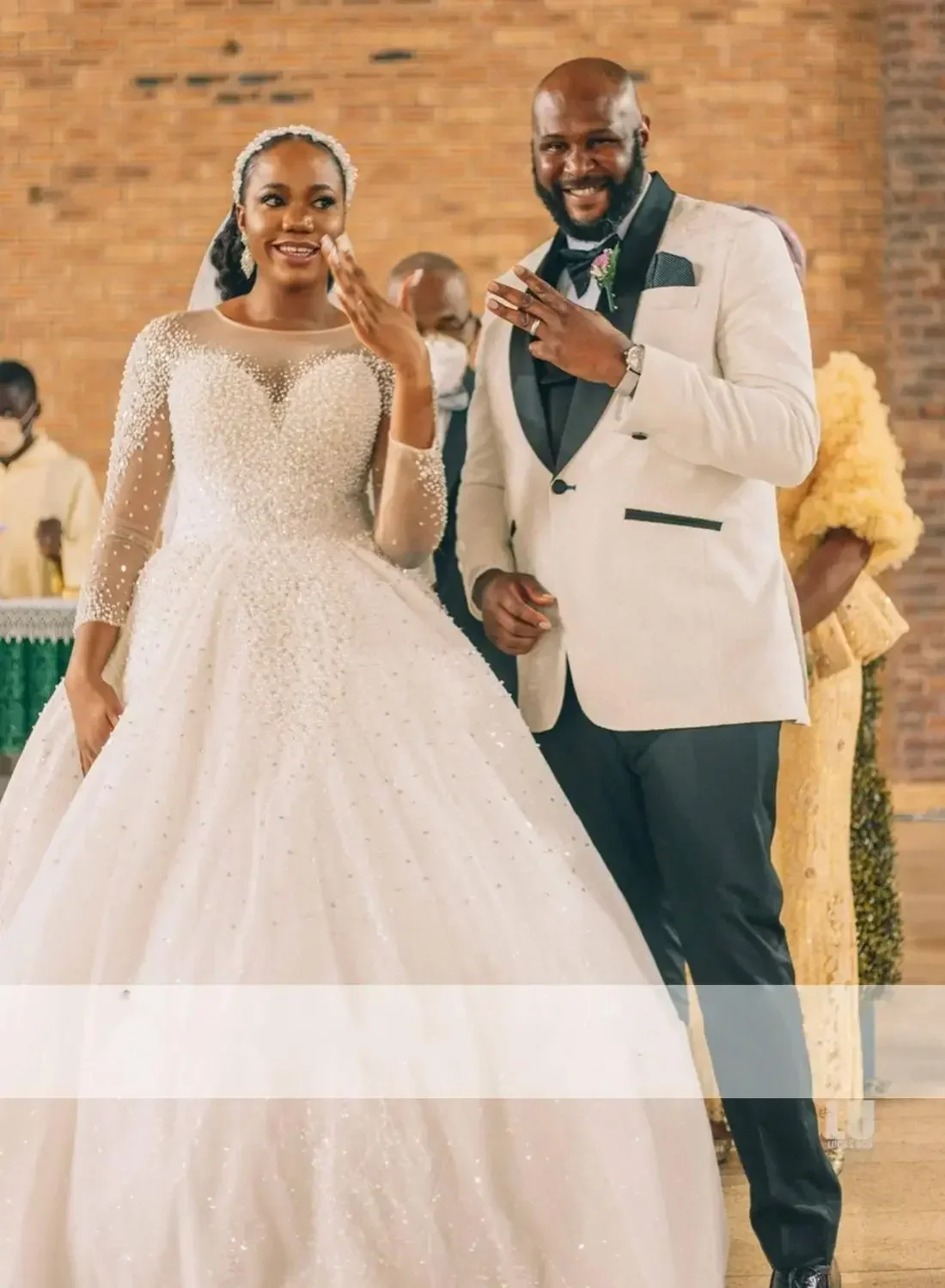 فساتين زفاف فاخرة مخصصة بأكمام طويلة وخرز ترتر كامل ذيل شابيل عربي أفريقي مقاس كبير زي العرائس