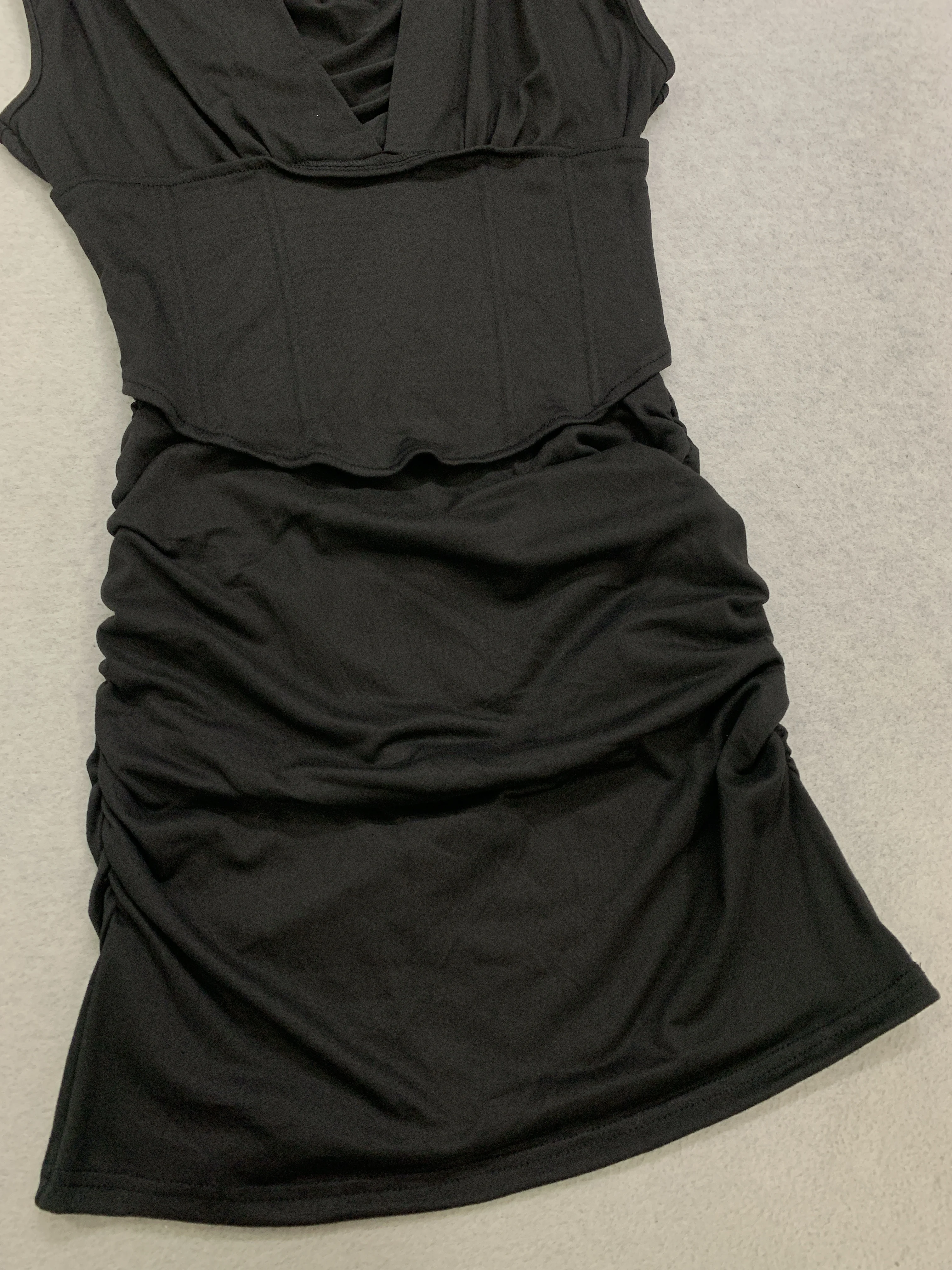 Damenkleid mit tiefem V-Ausschnitt, enganliegendem Schnitt, Taillierung und Rüschen, elegantes Mini-Kleid für Nachtclubs und Partys, kurzer Rock für Frauen. – Detail 11