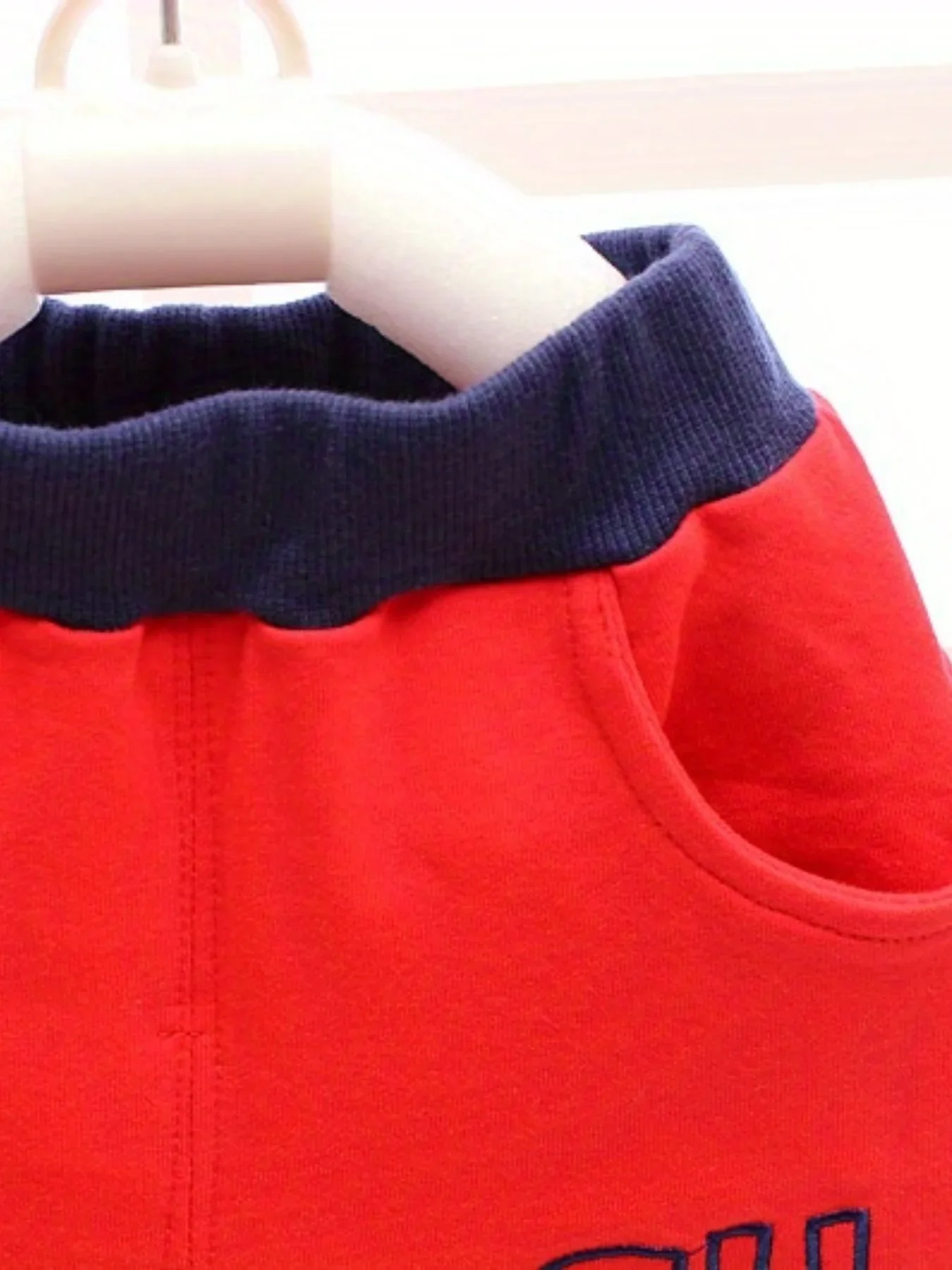 Weicher Baumwoll-Trainingsanzug für Kleinkinder, 3-teilig, mit Buchstaben-Grafik, Reißverschlussjacke, gestreiftes T-Shirt, Hose mit elastischem Bund, Sportoutfit für Kleinkinder – Detail 4