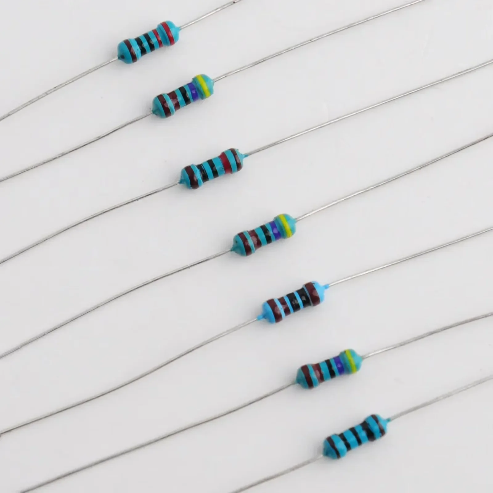 Resistore da 1/4 W Pellicola metallica Precisione 1% 30 valori ciascuno Kit resistori confezionati individualmente per Arduino