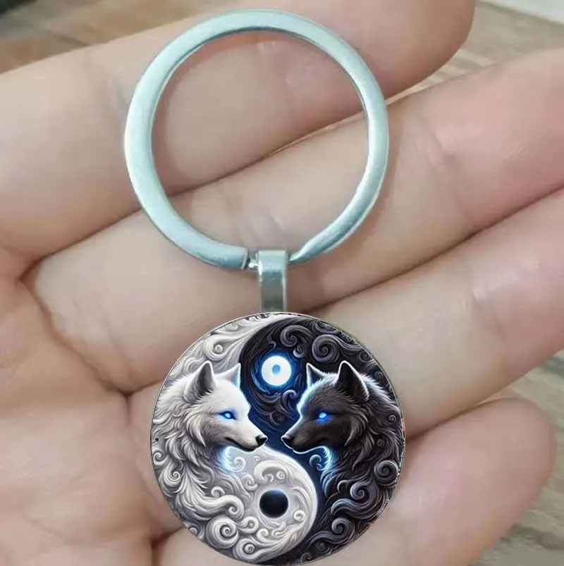 Элегантный-черно-белый-брелок-с-рисунком-волка-Тайцзи-—-дизайн-Инь-Ян-голубые-глаза-прочный-круглый-брелок-для-ключей-идеальный-ги