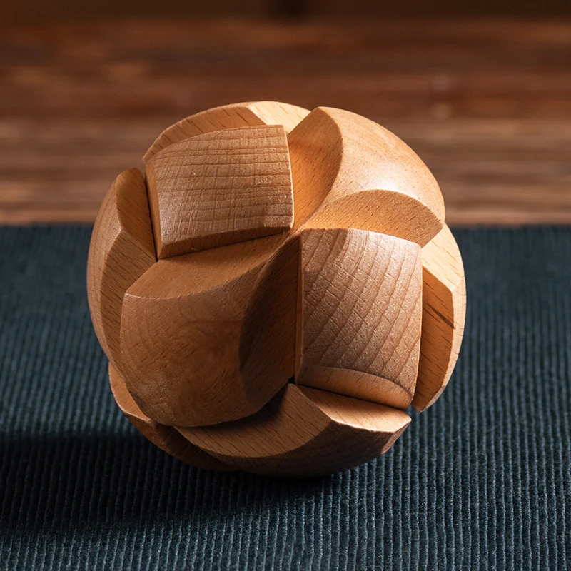 Drewniany zamek Kongming w kształcie piłki nożnej, łamigłówka 3D, puzzle ciśnieniowe zwalniające w biurze dla dorosłych, prezent dla dzieci