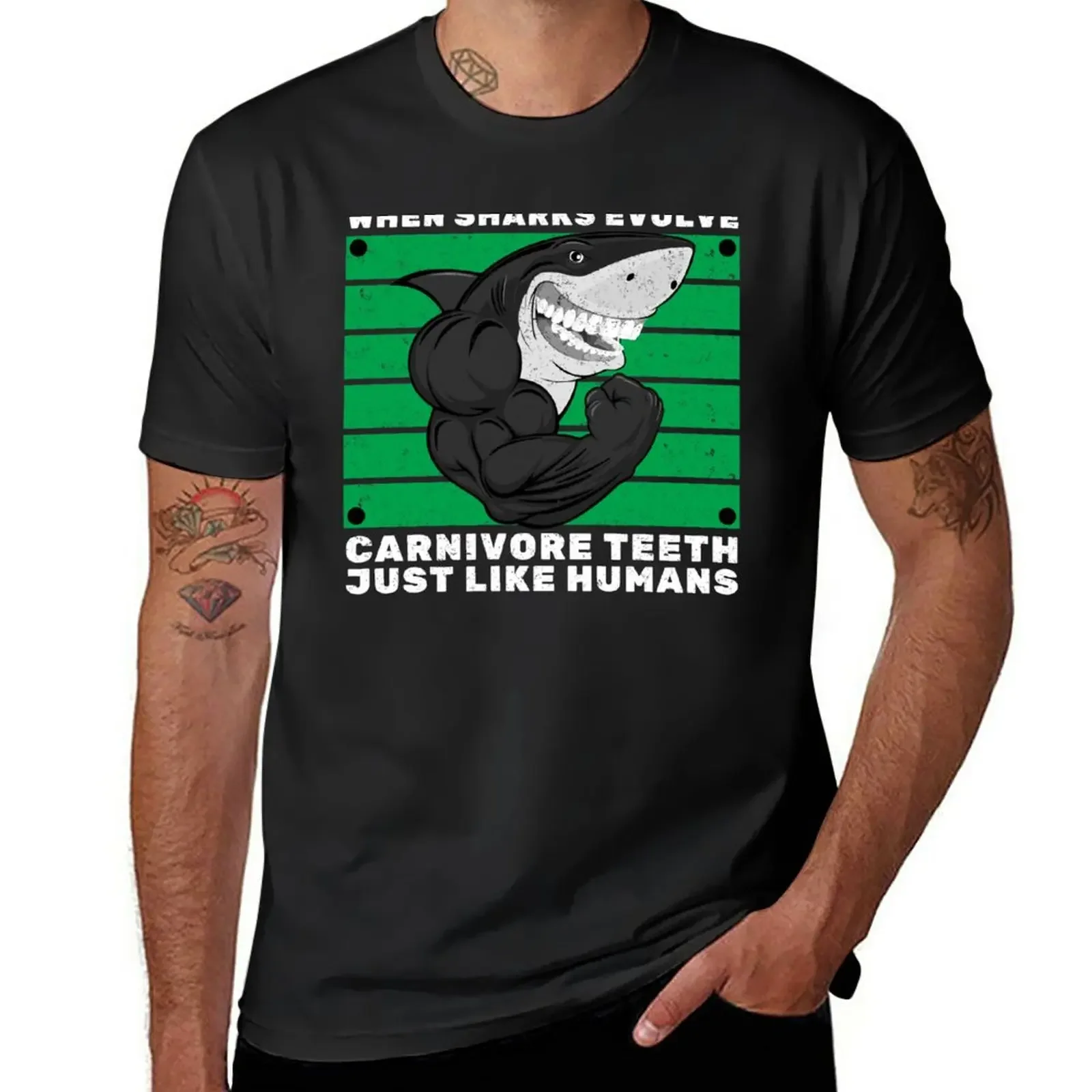 Quand les requins évoluent, leurs dents carnivores ressemblent à celles des humains. Mèmes amusants sur les requins, images amusantes de requins, requin avec des dents humaines, t-shirt amusant.