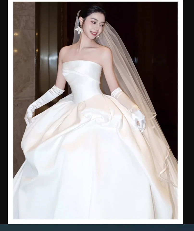 Velo sposa abito da sposa principale bordo avvolgente in raso coda lunga e grande sposa trucco da sposa styling servizio fotografico oggetti di scena per foto