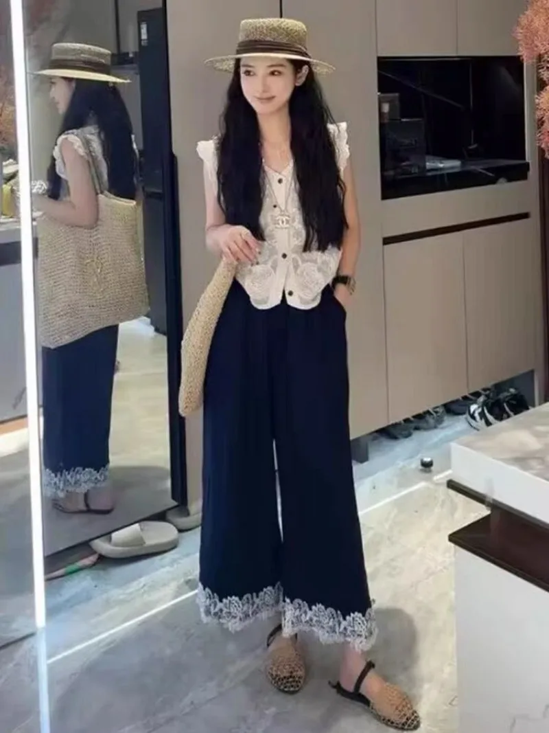 

Новый комплект из двух предметов, летняя корейская мода, элегантная повседневная кружевная блузка без рукавов, топ + повседневные широкие брюки, праздничный наряд