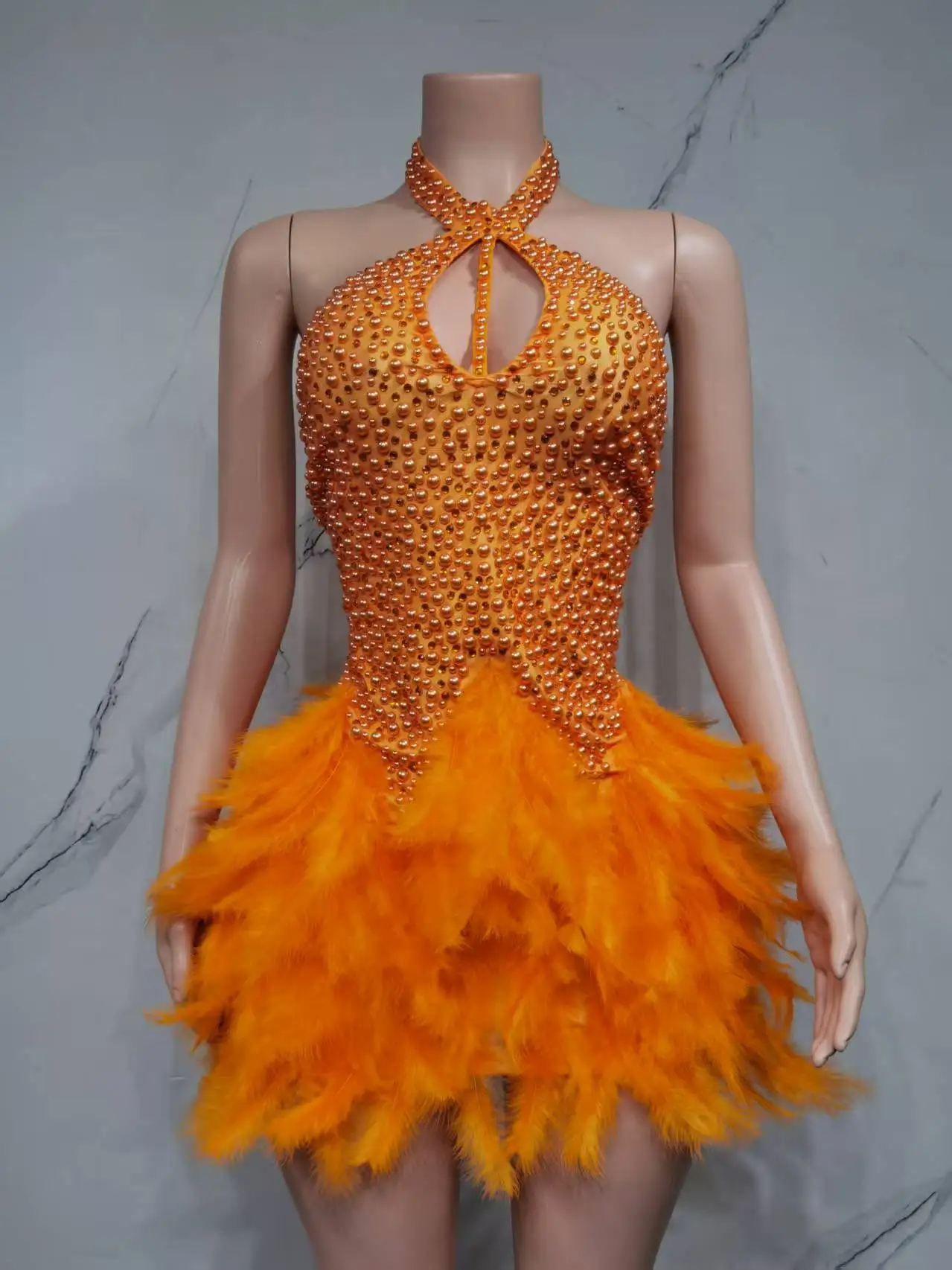 

Блестящие красные стразы и жемчуг, Холтер с открытой спиной, мини-платье с перьями, женское сексуальное платье для празднования дня рождения, танцевальный костюм для выступлений