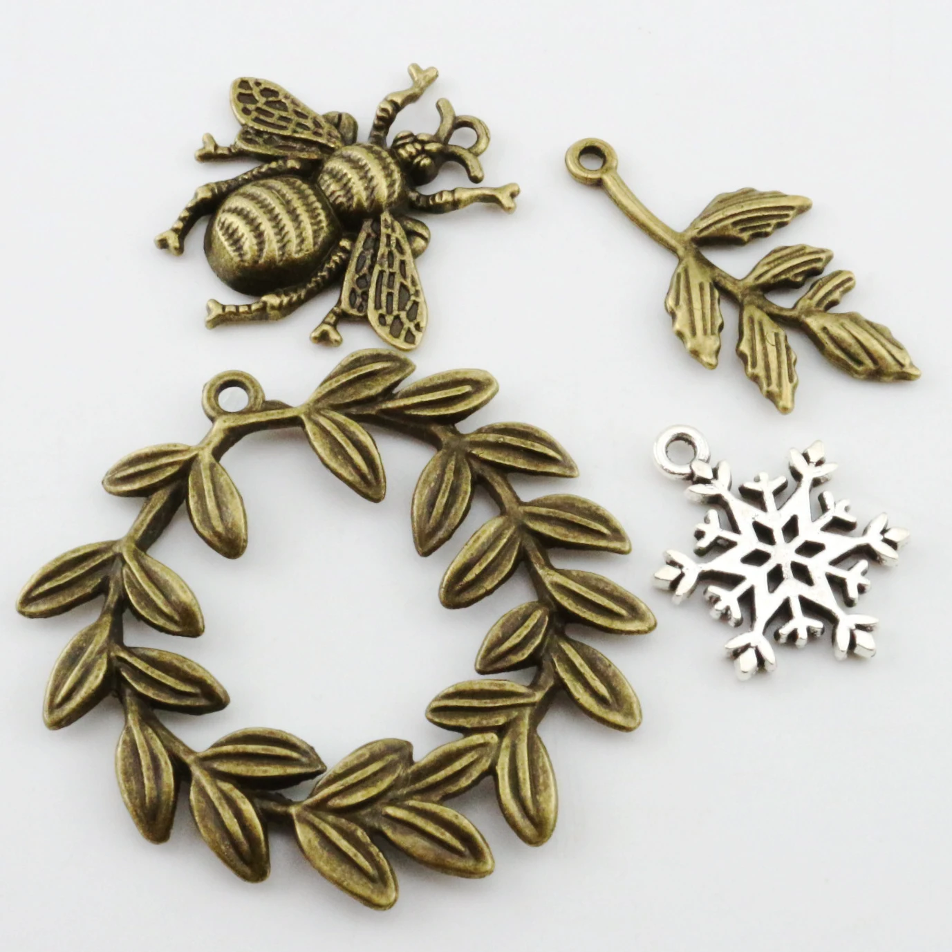10 sztuk Charms gałązka oliwna płatek śniegu liść pszczół antyczny brąz kolorowe wisiorki DIY do tworzenia biżuterii brelok Handmade Craft — zdjęcie 3