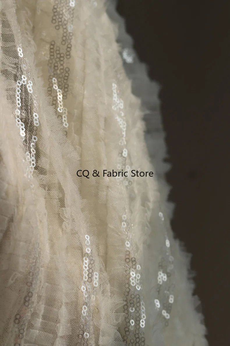 Wunderschöner beigefarbener Pailletten-Spitzenstoff für Cocktailkleider und Hochzeitskleider und Abendkleider, Nähzubehör auf dem Garten
