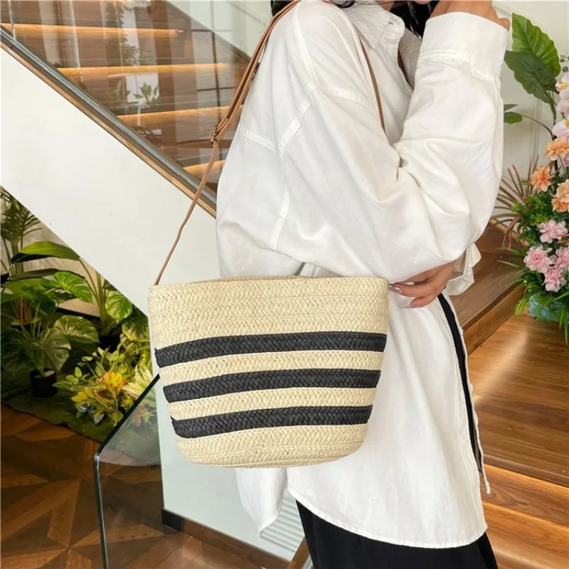 

Женская соломенная сумка в стиле бохо, пляжная сумка ручной работы из натурального ротанга с декором из помпонов, летние каникулы, необходимая повседневная сумка на плечо