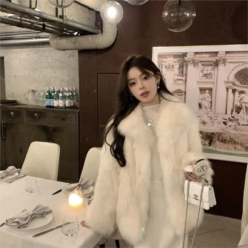 Un nuevo abrigo corto de piel cálido y para mujer con mezcla de