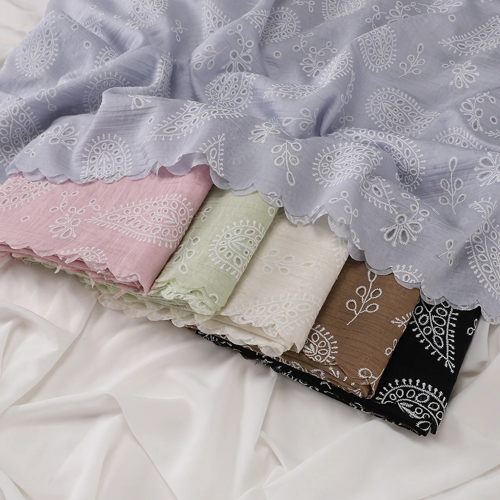 Eleganter weißer Hijab mit Paisley-Stickerei und Crinkle-Optik, Schal mit Muschelkanten-Spitze, weicher muslimischer Kopftuch, islamischer Alltagsschal – Detail 6