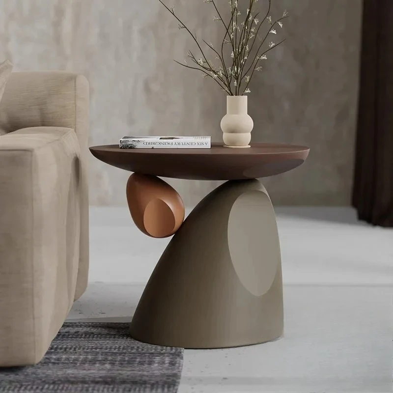 Ruang tamu bergaya Wabi-sandai dengan ornamen dari lantai hingga langit-langit, sofa mewah ringan berkelas tinggi di samping beberapa dekorasi rumah.