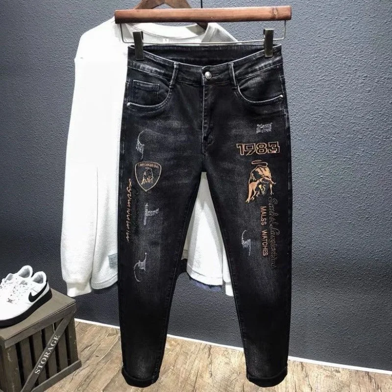 Pantalones vaqueros bordados de alta gama para hombre, pantalones bordados con patrón de marca a la moda para hombre, nuevos pantalones ajustados versátiles de moda para otoño e invierno