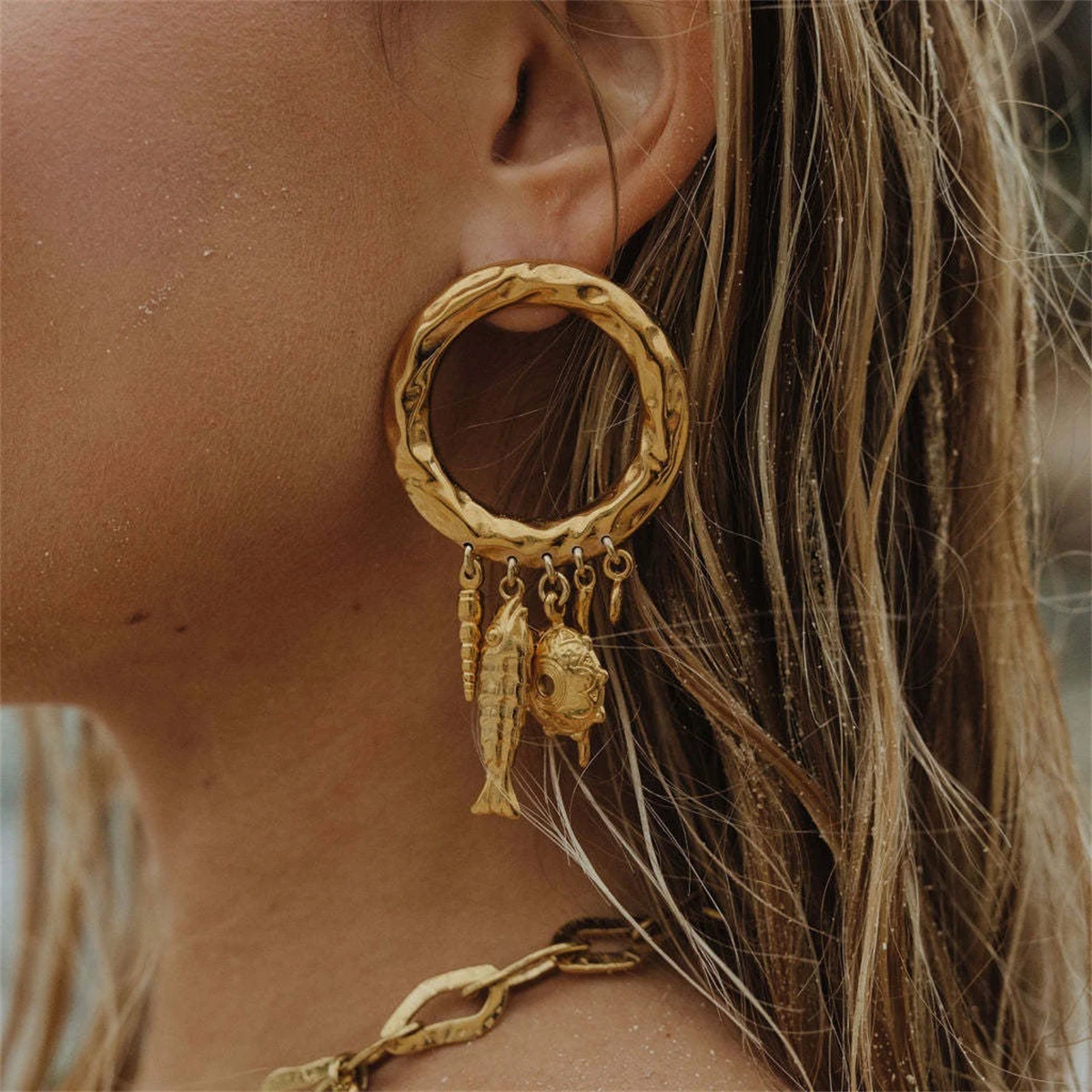

Pendientes colgantes de pescado de coral marino de acero inoxidable retro gran orejera dorada con pendientes doradas