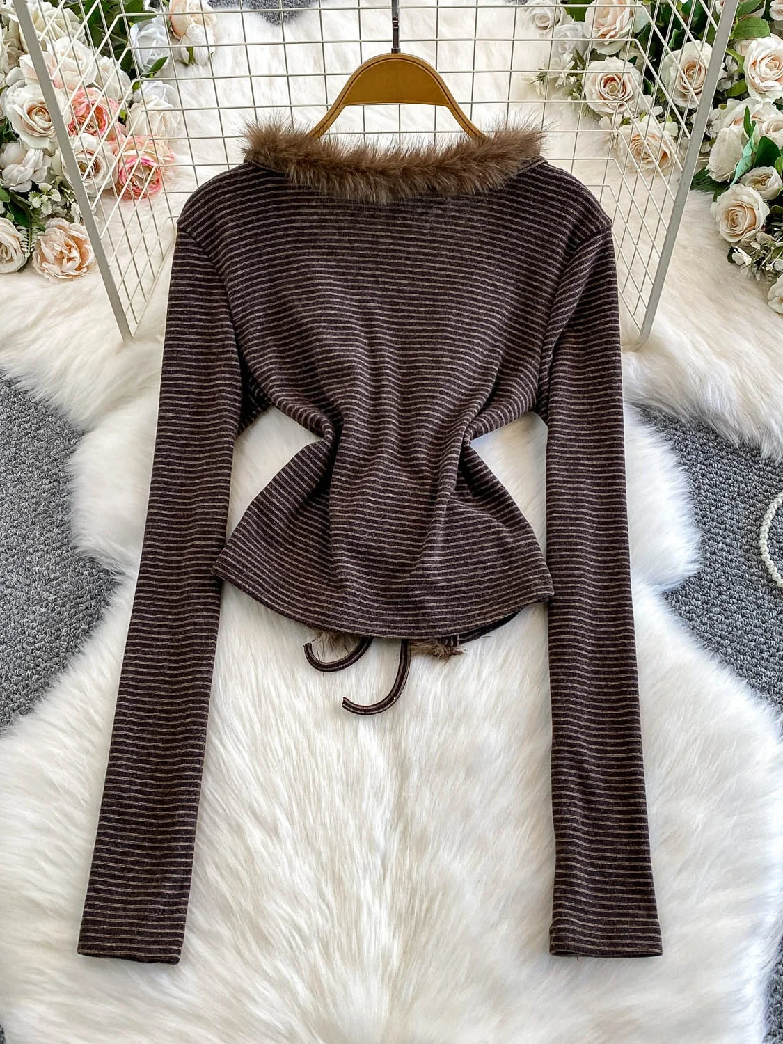 الكورية Sle V-Ne تي شيرت المرأة سليم صالح المرقعة الفراء شريط مربوط أعلى الخريف الشتاء Faion عادية طويلة Sve