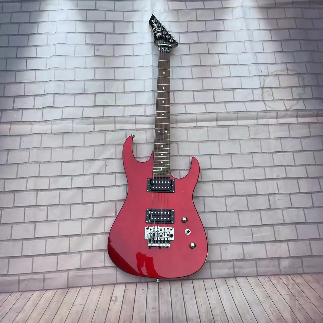 In stock, 6-chord B-C electric guitar, metal red body, with real shipping pictures. Order and ship immediately