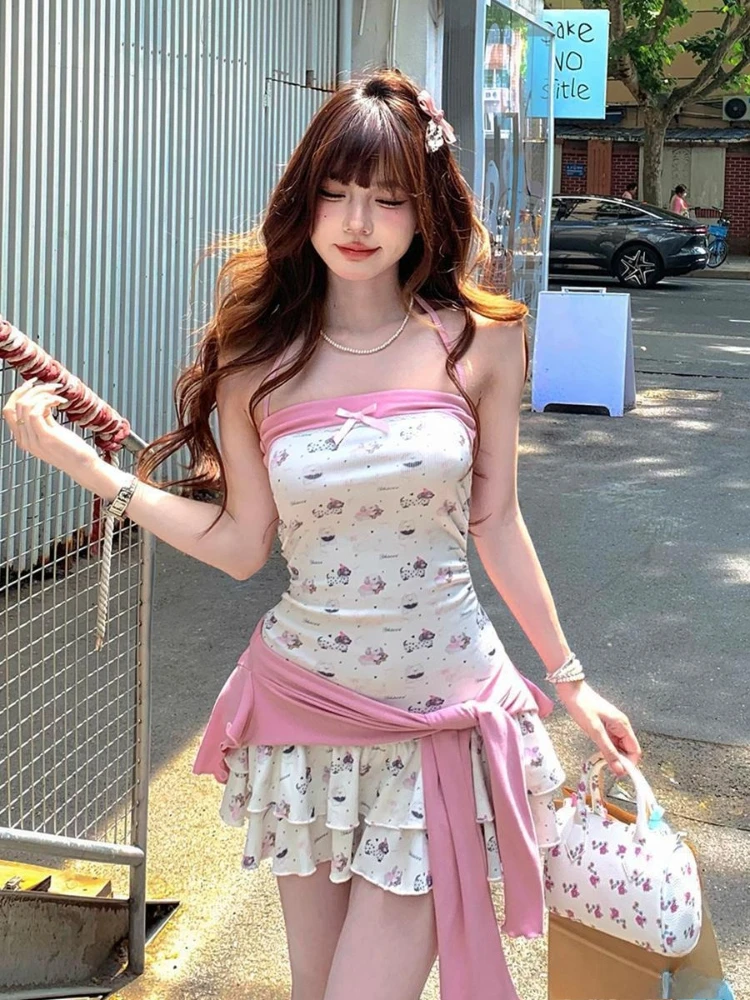 

Комплект из двух предметов в стиле Y2K: женское мини-платье А-силуэта с мультяшным принтом и топ-халтер + однотонный укороченный кардиган для защиты от солнца, в стиле гранж