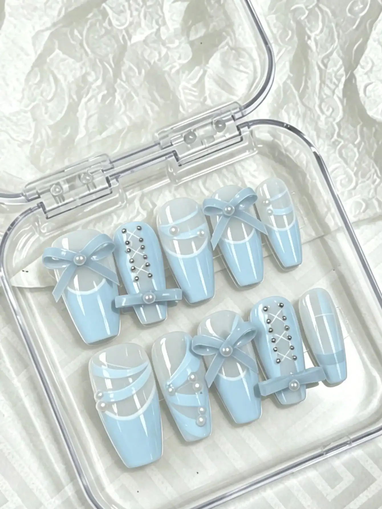 10 piezas de uñas postizas trapezoidales de longitud media, esquema de colores fresco en azul y blanco estilo ballet, con correas 3D, lazos y decoraciones de perlas, estilo dulce de bailarina, adecuadas para niñas y mujeres jóvenes, perfectas para fiestas de cumpleaños, uso diario y eventos con temática de ballet, viene con pegamento de gelatina y lima de uñas.