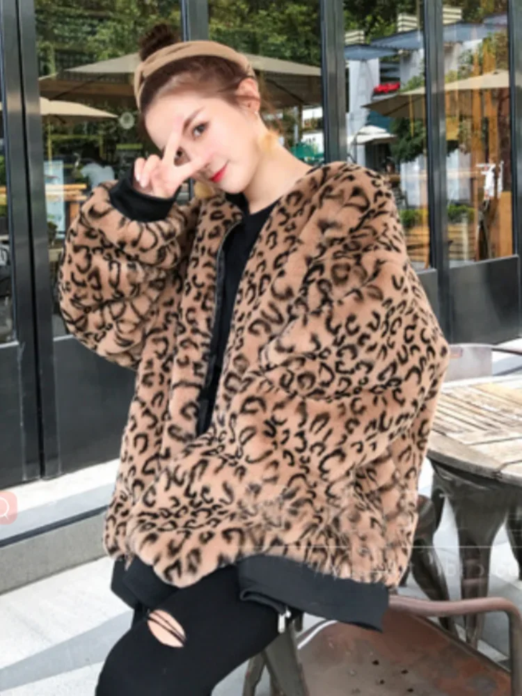 الملابس النسائية متوسطة إلى طويلة سستة الملابس العصرية 2025 الخريف الشتاء ليوبارد طباعة سترة فو الفراء معطف عصري