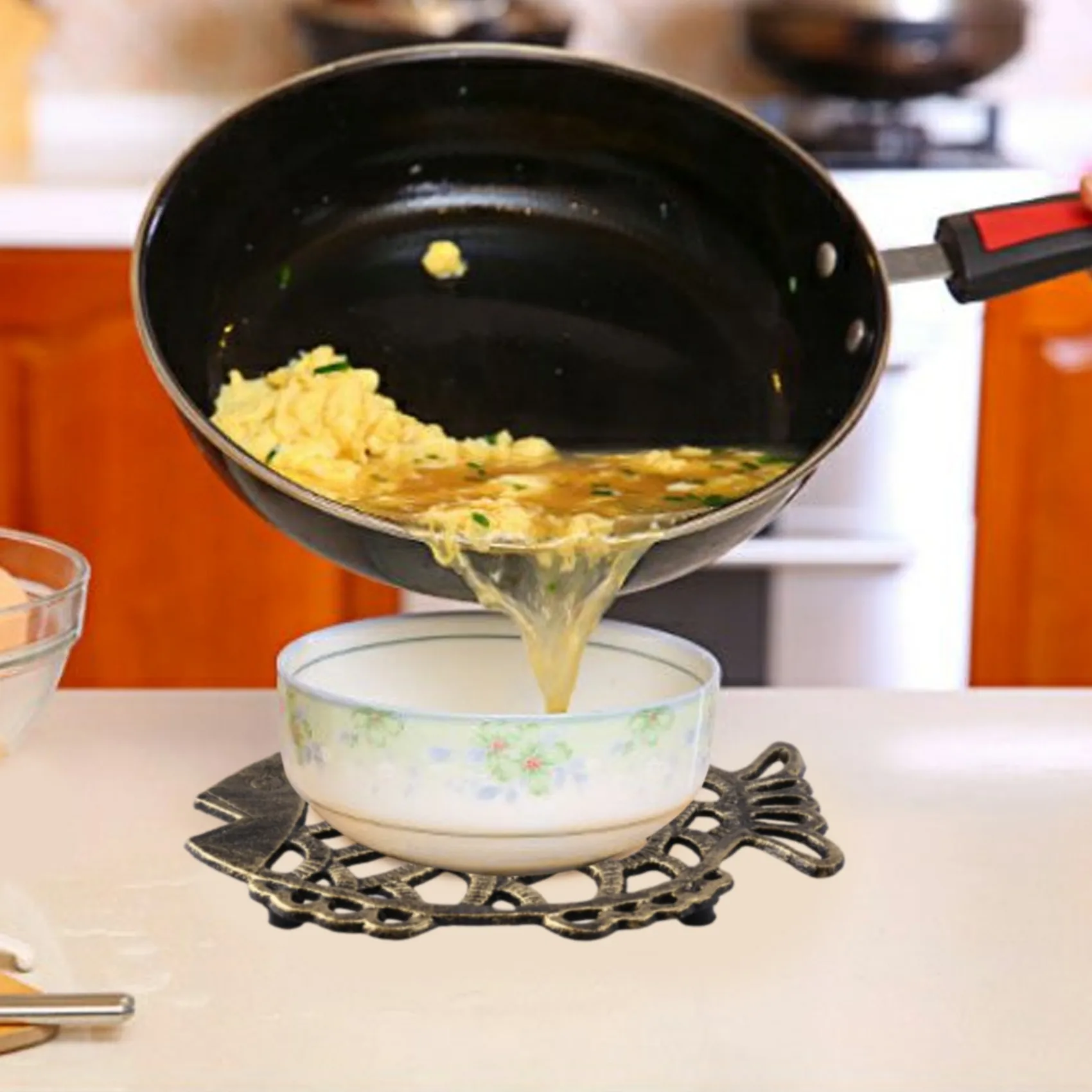 2026 + ركيزة سمكة من الحديد الزهر، نمط عتيق مزخرف مقاس 7.5 × 6 بوصة لأواني الطبخ والأطباق الساخنة بأقدام مطاطية