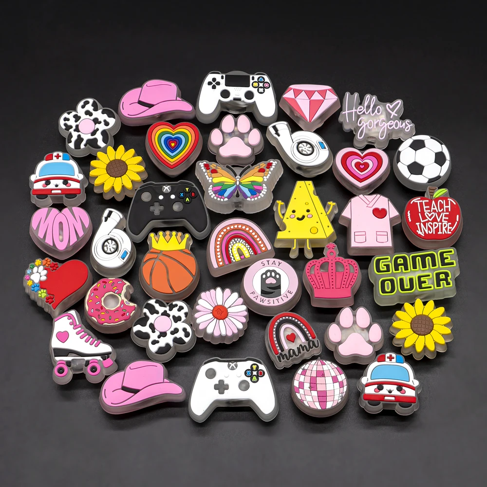 1 Stück LED-Schuhanhänger, Fußball-Gamepad, leuchtend, beleuchtete Schuhdekorationen, Zubehör, Sonnenblumen-Schmetterling, LED-Pins für Frauen und Mädchen – Detail 5