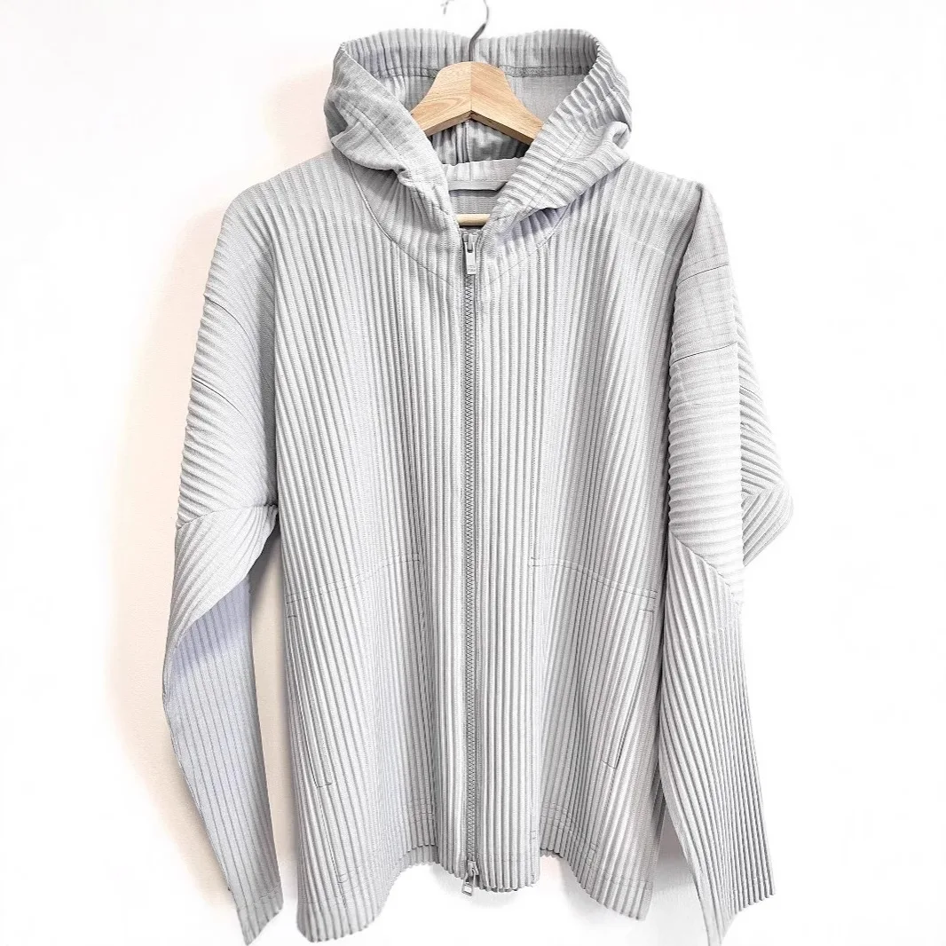 Miyake Nuovo 2025 Giacca cardigan con cerniera pieghettata da uomo Moda Felpa con cappuccio a pieghe Giacca maglione Piega allentata Casual Autunno e inverno