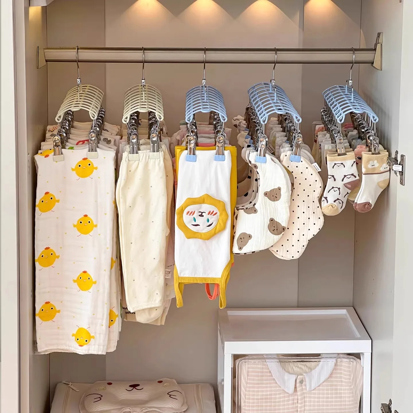Cabide Infantil Multiuso Organizador de Armazenamento para Roupas de Bebê, Babadores e Meias com Ganchos e Presilhas, Design ...