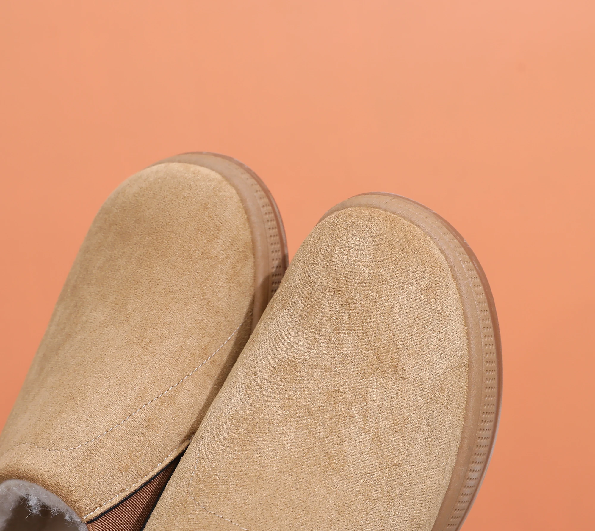 Ein Paar minimalistische, schlanke und modische Herren-Schneestiefel. Gefüttert mit hautfreundlichem Plüsch, der in Wärme sperrt