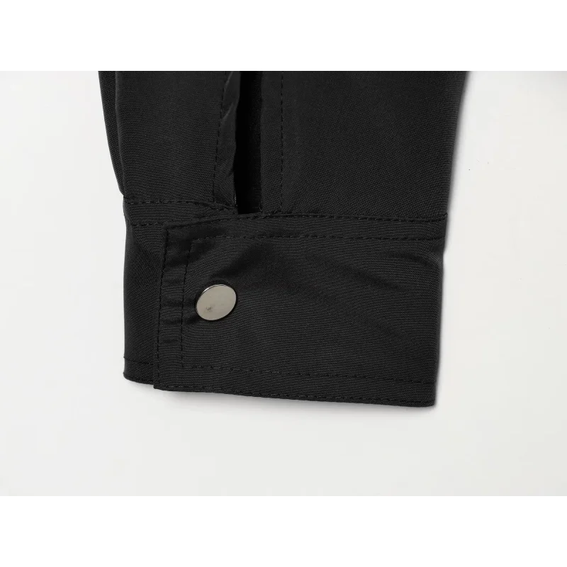 Neue wasserabweisende, wattierte Damenjacke mit Stehkragen, Kordelzug am Saum, Reißverschluss, losen langen Ärmeln, Taschen und kurzem Schnitt aus Baumwolle. – Detail 15