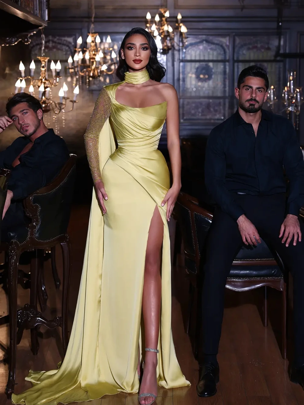 Stijlvolle gele satijnen coltrui één schouder avondjurk lovertjes mouw trein galajurk voor formeel banket bruiloftsgast gala