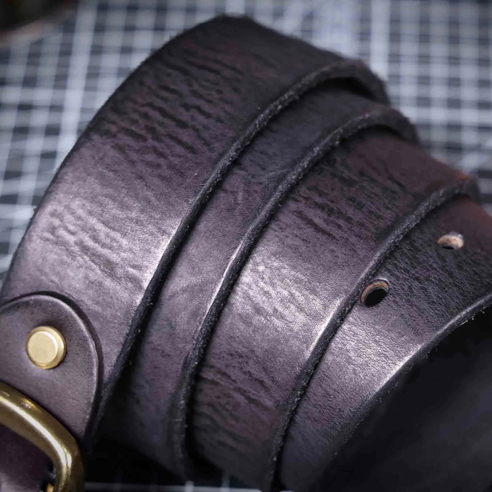 Vintage-Herrengürtel aus echtem Leder mit massiver Messingschnalle, handgefertigte lässige Dornschließe aus verdicktem italienischem Rindsleder mit Geschenkbox – Detail 27