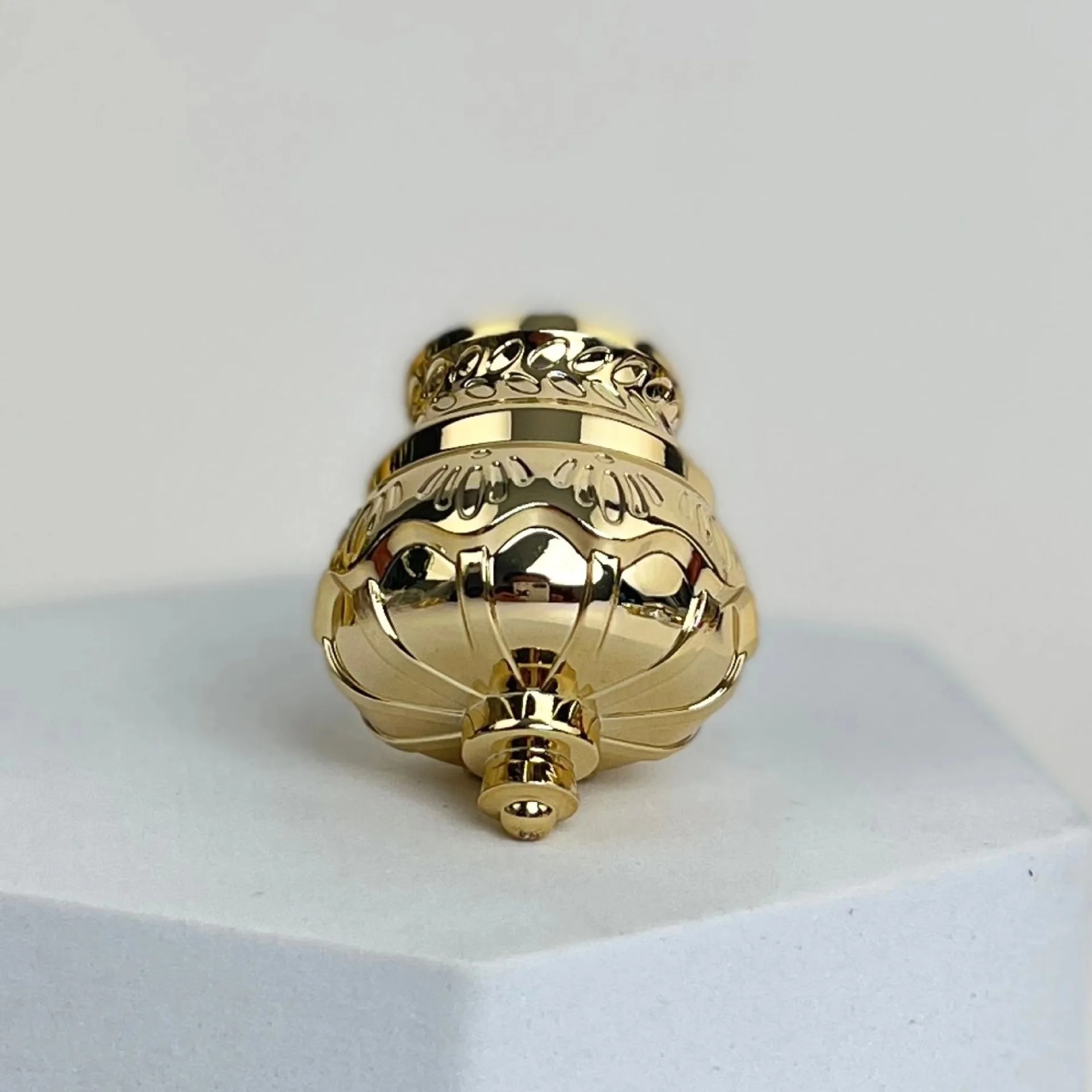 Golden Crown Cover for Perfume Bottle 15MM Diameter Exquisite Acrylic Cover Adapted for 17.2mm Nozzle Spray Bottle Lid