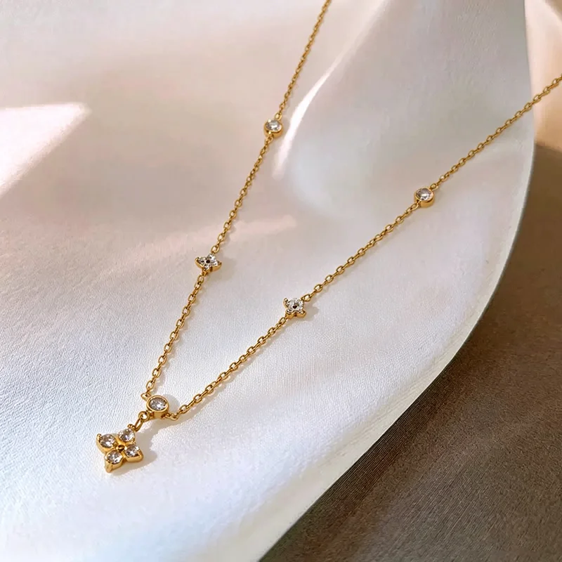 Edelstahl-Halskette in Goldfarbe mit blumenförmigem Strass für Frauen, zierliche Stern-Schlüsselbeinkette, elegantes Schmuckgeschenk. – Detail 6