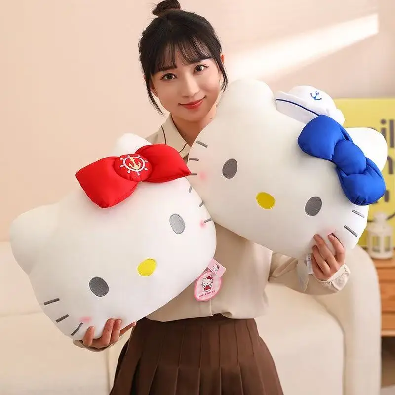 Le dernier oreiller tête de chat Hello Kitty de Miniso avec des jouets en peluche, un dessin animé mignon et un cadeau approprié pour les amis