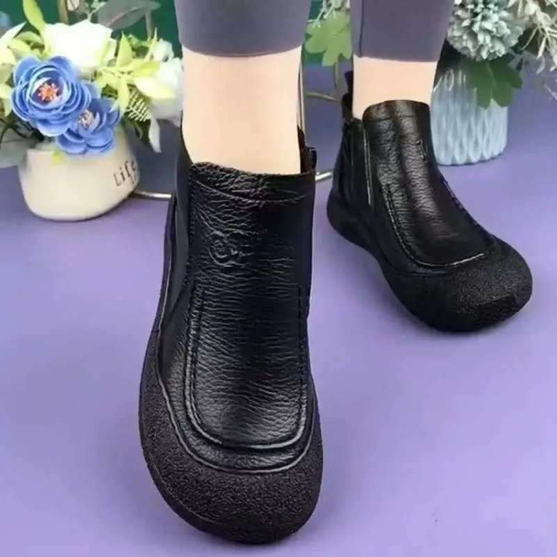 

2025 Autumn and Winter Hot Selling New Anti Slip Round Toe Comfortable Retro Soft Leather Soft Sole Mom Shoes Short Boots