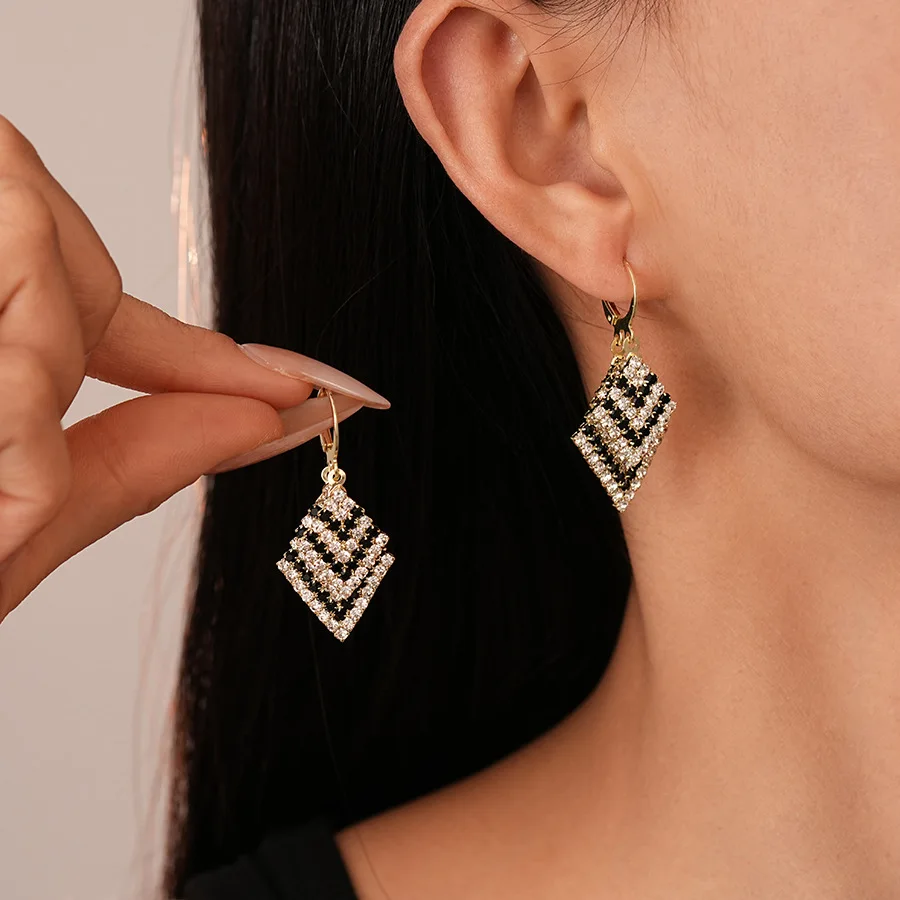 Light luxury super flash diamond-set rhombus striped earrings, fashionable niche geometric temperament high-end earrings women
