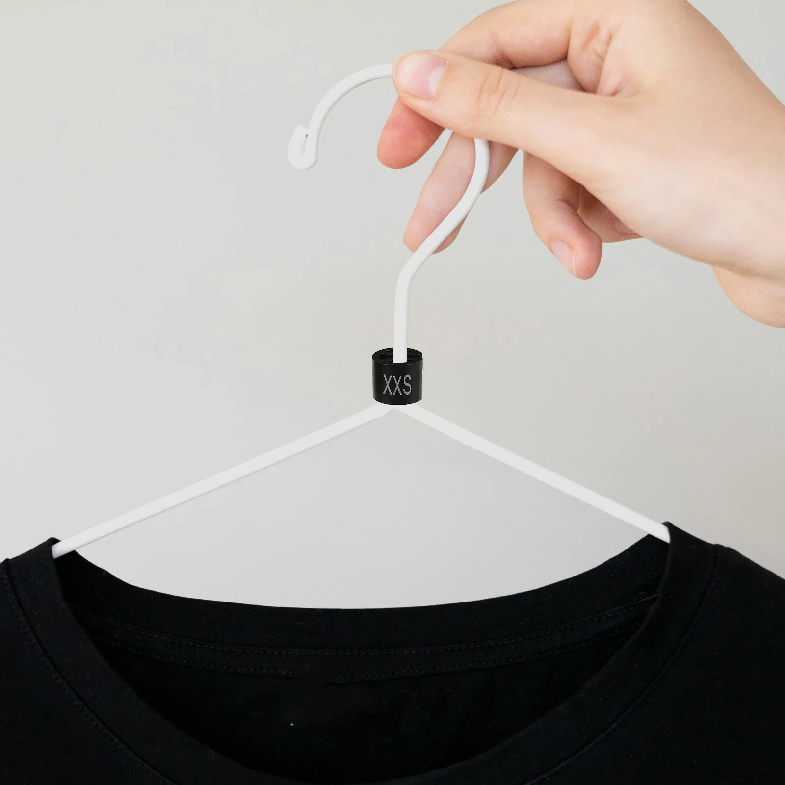 

450Pcs Colorful Plastic Hanger Size Marker Tags for Clothes Garments Pants Efficient Size Identification Durable Storage Box