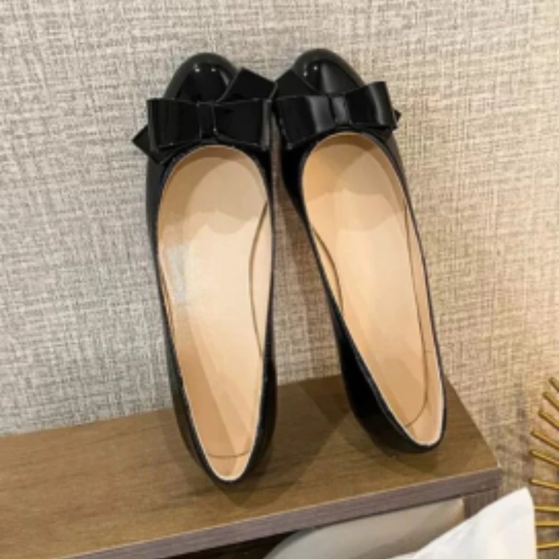 

Женские туфли-лодочки на танкетке с круглым носком в стиле ретро, новинка 2023 года, осенние туфли-лодочки из лакированной кожи с украшением в виде банта, милые женские туфли Мэри Джейн