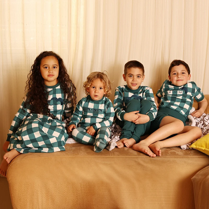 Conjunto de pijamas a juego para hermanos AA-SS26, pijamas verdes y rosas con rayas para niños y niñas, camisón para bebés, pelele, conjunto de pijamas con estampado de cuadros y nubes.