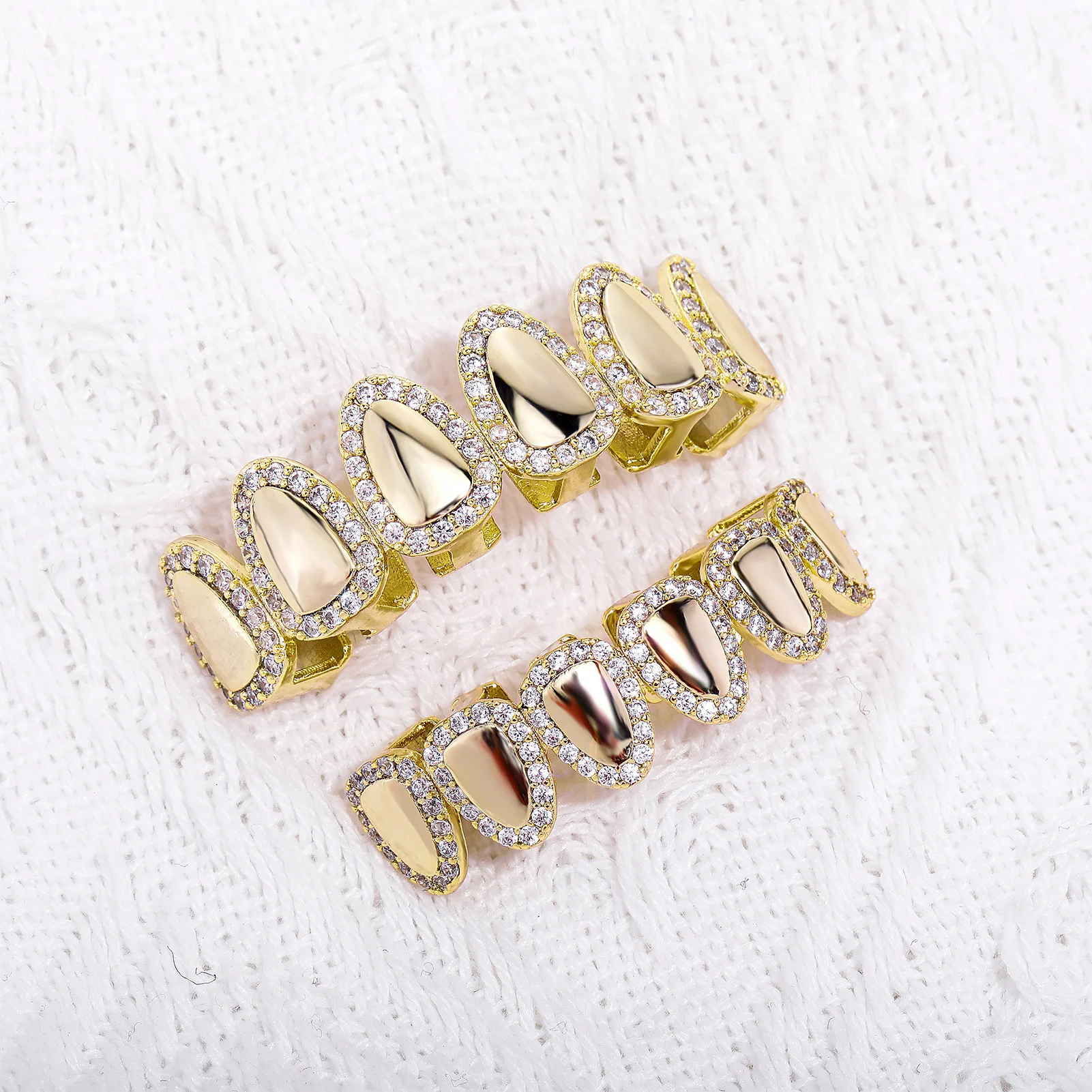 Set gigi cinta Grillz Set atas bawah es batu zirkonia kubik bahan kuningan Hip Hop perhiasan Cosply untuk pria