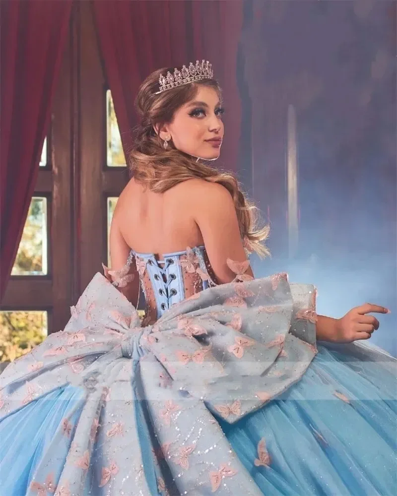 Vestido de quinceañera de princesa azul cielo claro con lazo en la espalda, apliques de mariposa, corsé de cuentas, vestido de baile de graduación