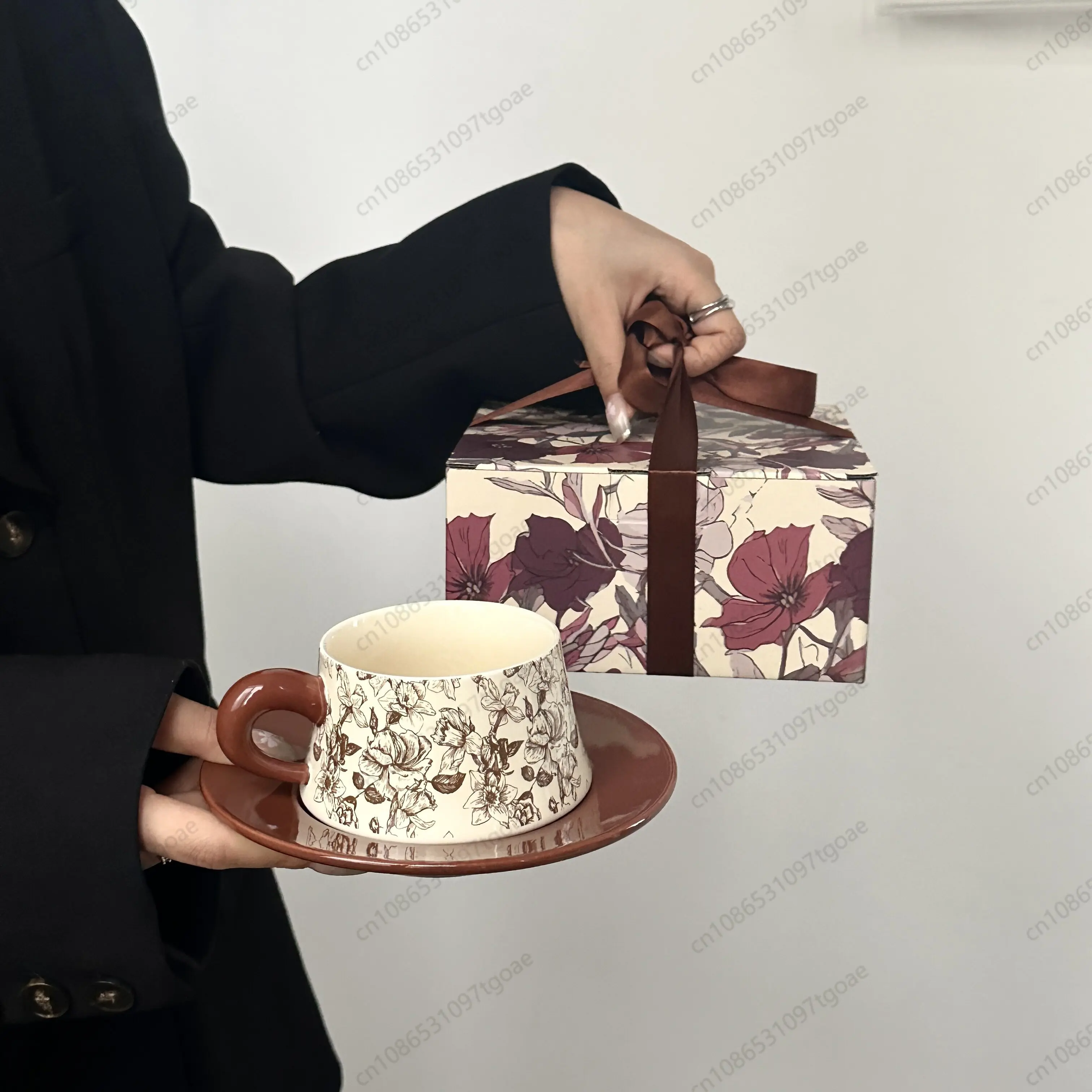 Send girls birthday gifts, high-end antique coffee cup and saucer sets, and send employees opening event souvenirs
