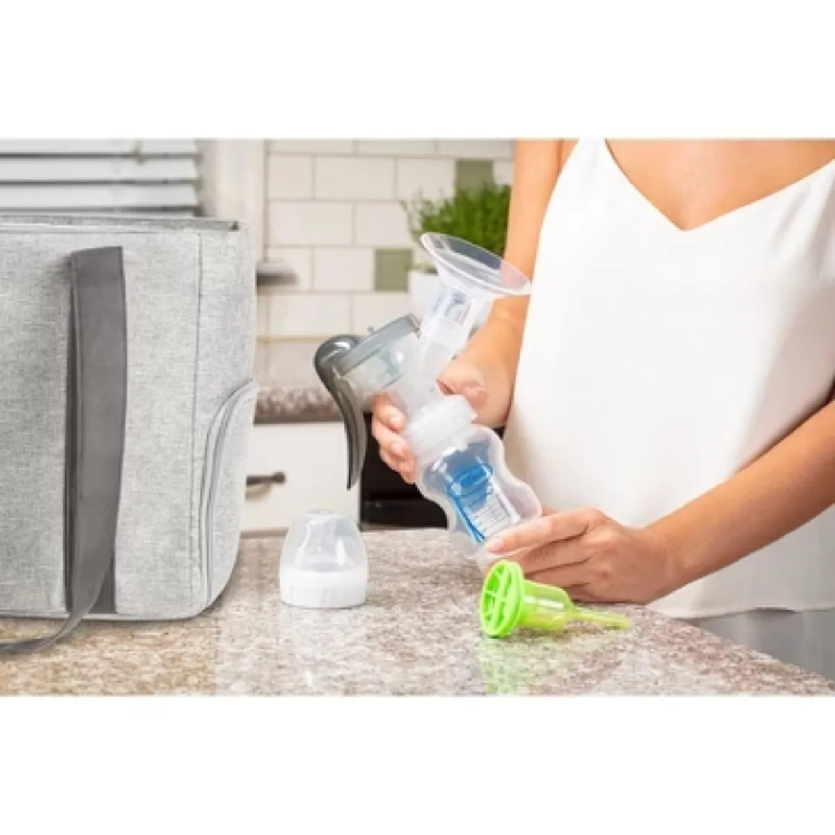 Ручной молокоотсос Dr. Brown с силиконовым экраном мягкой формы и вариантами защиты от колик + детская бутылочка — 4 карата — 5 унций